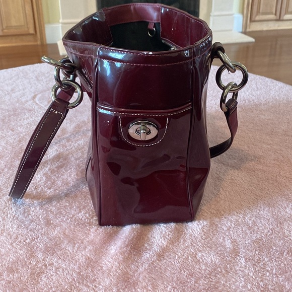 🎀 AUTH COACH BURGUNDY PATENT LEATHER SHOULDER TOTE BAG GREAT CONDITION 💛 - Picture 7 of 7